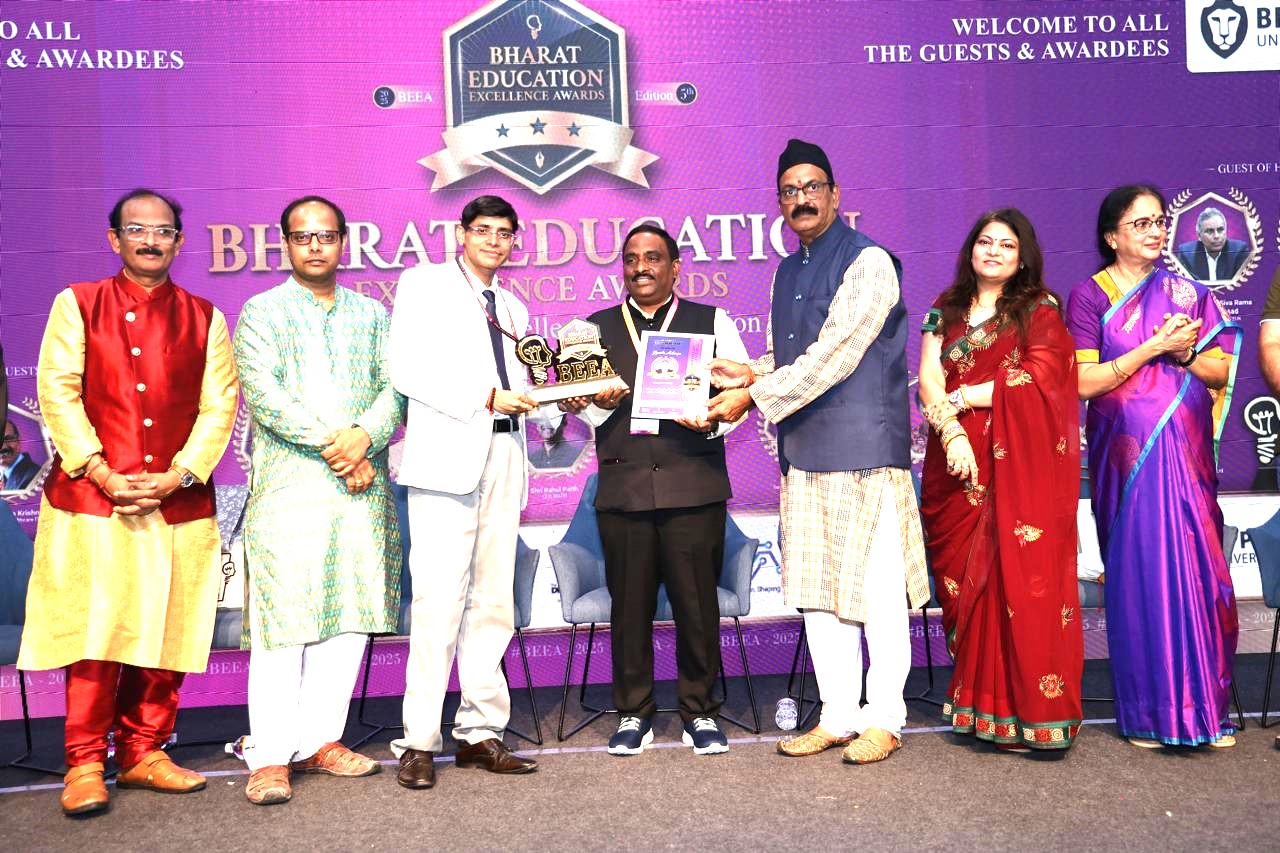 Receiving award by Dr Buddha Chandrasekhar Chief Coordinating Officer-AICTE